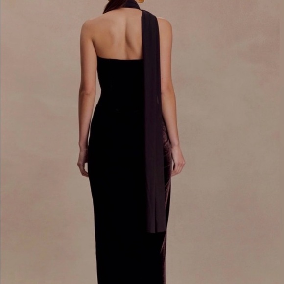 Elegant Black Halter Dress - Picture 3 of 5